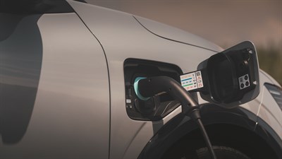 E-Tech 100% electric - charging on the road 