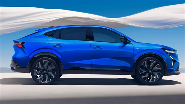 Rafale E-Tech целосна хибридна - подигната каросерија