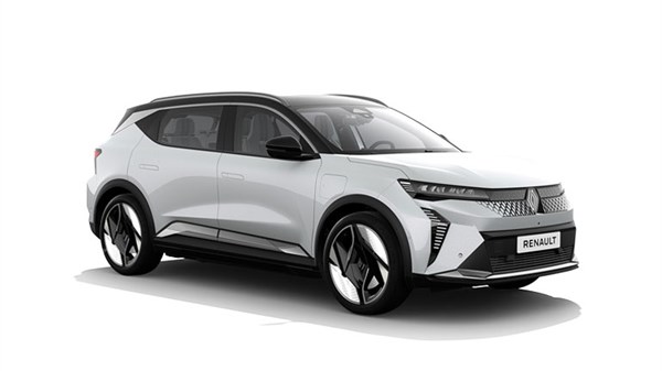 Renault Scenic E-Tech еlectric во бела боја прикажан од левиот преден агол на бела позадина