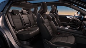 ентериерот на целосно хибридниот Austral E-Tech со пет кожни седишта и амбиентално осветлување