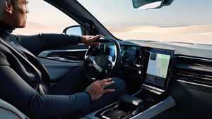 Возачот го контролира целосно хибридното возило Espace E-Tech, видливиот дигитален дисплеј и воланот.