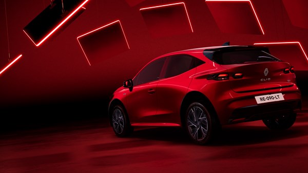 Задниот дел на новиот Renault Clio во црвена боја, прикажан во простор со црвени ефекти на осветлување.