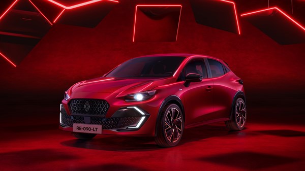 Ново Renault Clio во црвена боја, фотографирано од напред под агол, во простор со црвено осветлување и модерни линии.