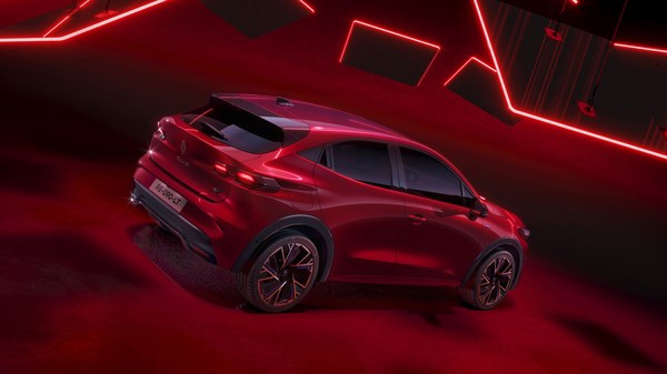 Новиот Renault Clio во црвена боја, гледан одзади под агол, со интегрирани рачки на задниот прозорец и спортски изглед.
