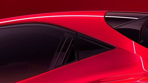 Крупен план на страната на новиот Renault Clio во црвена боја, со интегрирани рачки на вратите.
