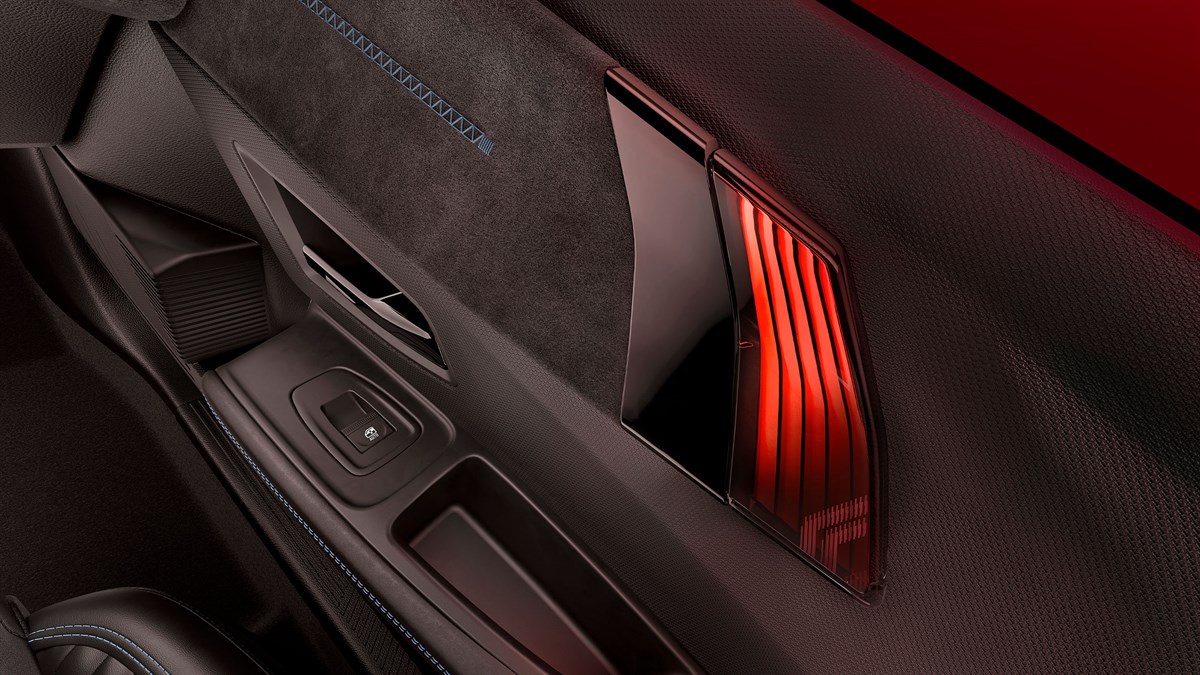 Детал од ентериерот на новиот Renault Clio со поглед на страничните украси на вратите и интегрираното амбиентално осветлување.