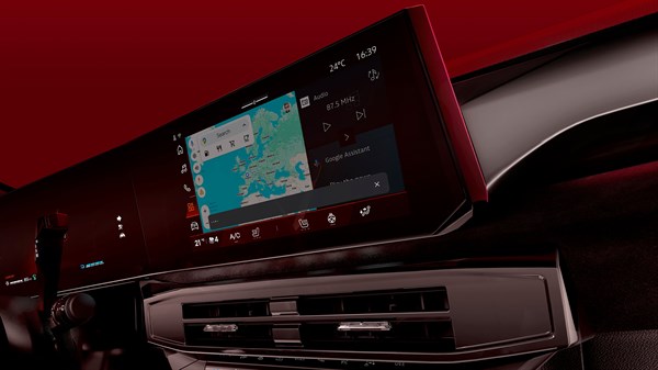 Нов мултимедијален дисплеј на Renault Clio со навигација и модерен интерфејс, со аудио системот Harman Kardon.