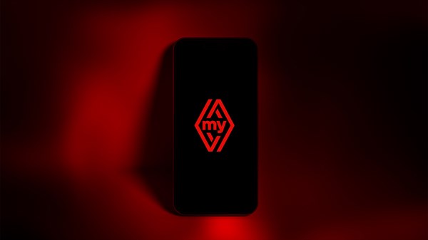 Мојата апликација Renault прикажана на црна позадина на мобилен уред со црвено осветлување.