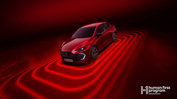 Новиот Renault Clio во црвена боја прикажан од напред, со означени безбедносни системи и црвени светлосни ефекти околу возилото.