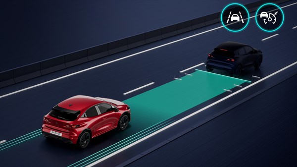 Новото Renault Clio вози на автопат со активен дисплеј за помош на возачот и икона за стартување на видео.