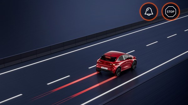 Новото Renault Clio во возење со дисплеј за помош при сопирање во итни случаи и икона за стартување на видео.