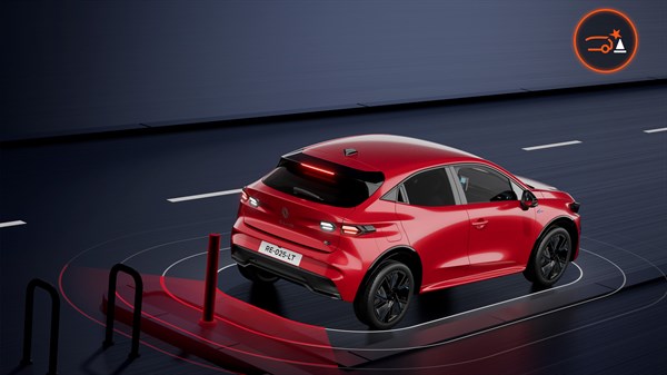 Новото Renault Clio во црвена боја го прикажува задниот систем за автоматско сопирање во итни случаи.