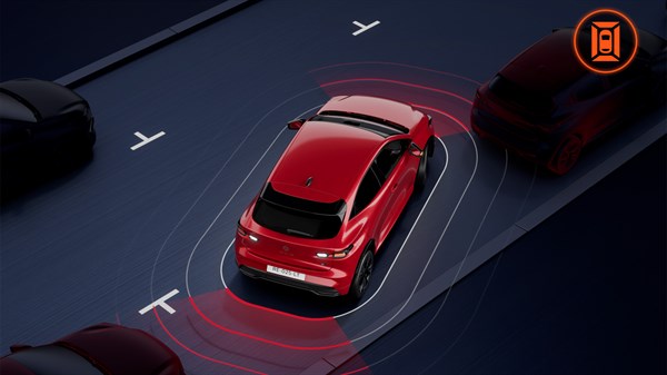 Новото Renault Clio додека возите со дисплеј на систем со камера со поглед од 360° и икона за стартување на видео.