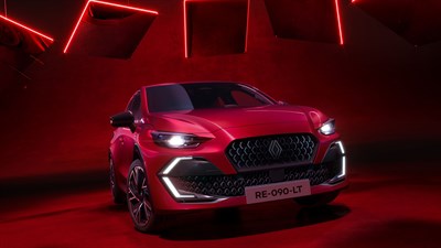 Графички приказ на натписот Love Clio со логото на Renault на сива позадина.