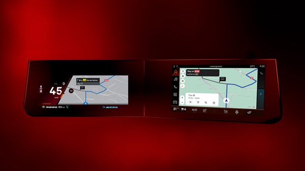 Дигитален систем openR link во возилото со два 10-инчни екрани што прикажуваат навигација на црвена позадина