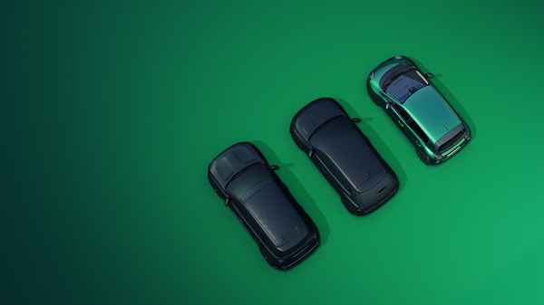 три електрични возила Renault Twingo E-Tech гледани одозгора во зелена средина