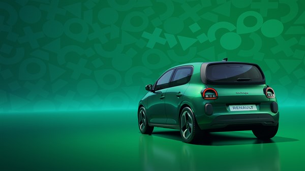заден поглед на  Renault Twingo E-Tech  electric  во зелена средина