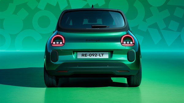 заден поглед на Renault Twingo E-Tech  electric  со вклучени светла