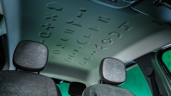 Внатрешноста на електричниот Renault Twingo E-Tech со релјефни шари на кровот