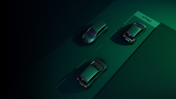 Три електрични возила Renault Twingo E-Tech изложени на паркинг во темно зелена средина