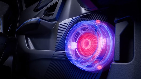 Поглед на звучниците Harman Kardon во облогата на вратата од возилото со графички приказ на ширењето на звукот.
