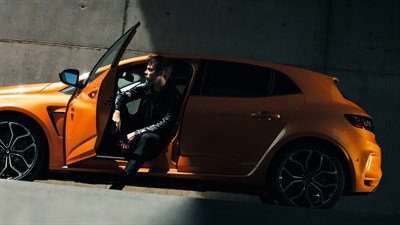 Renault MEGANE RS - homme sortant de sa voiture au look sportif